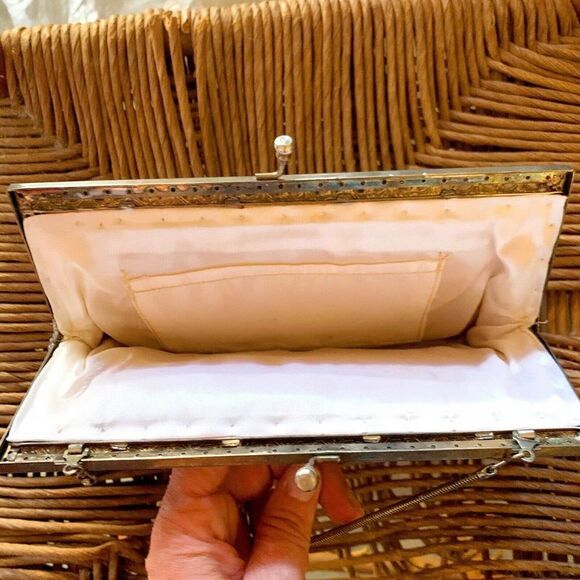 Vintage Beaded Purse Silver and White Clambshell with Chain Mid-Century - Picture 4 of 5